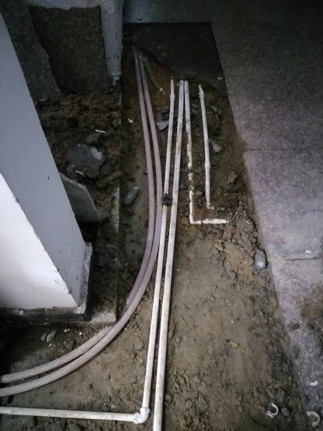 云安漏水，切勿盲目乱刨乱砸