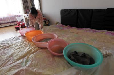 云安楼上漏水，住户失联，小区没物管，业主维权难！律师来支招……